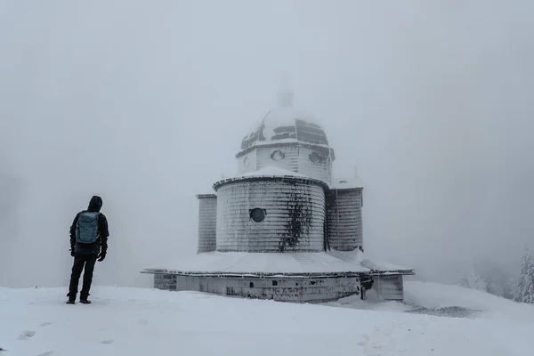 Hombre Solitario Pie Montaña Radhost Mirando Capilla San Cirilo Metodio Fotos De Stock