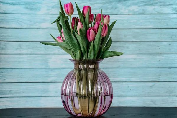 Hermosa Decoración Primavera Tulipanes Rosa Púrpura Vaso Vidrio Ramo Flores Imagen De Stock