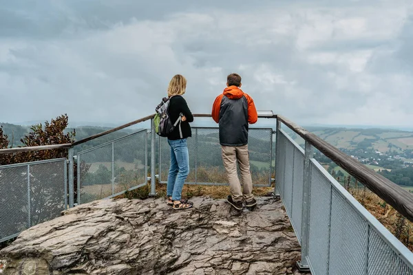 Paar Wandelaars Samen Genieten Van Het Uitzicht Natuur Herfst Herfst Stockfoto