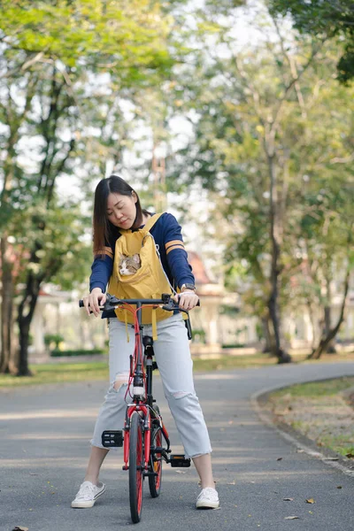 Asian Woman Biking Bicycle Her Cat Backpack Park — Stock Photo, Image