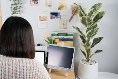 Asyalı kadın konferans için internet ve dizüstü bilgisayar kullanıyor ve evden çalışıyor