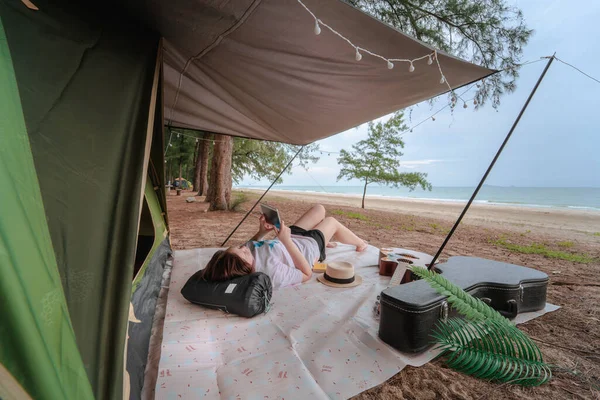 해변에서 캠핑을 휴식을 취하는 아시아 — 스톡 사진