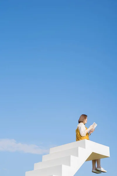 Азиатская Женщина Расслабиться Читать Белой Лестнице Цветочном Саду Весенние Каникулы — стоковое фото