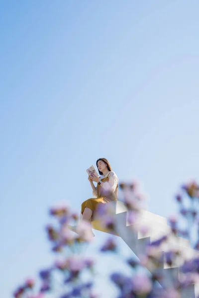 Azji Kobieta Relaks Czytanie Białych Schodach Kwiat Ogród Wakacje Wiosna — Zdjęcie stockowe