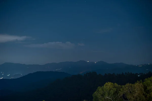 Vista Montaña Con Cielo Nocturno Luz Desde Fondo Del Centro — Foto de Stock