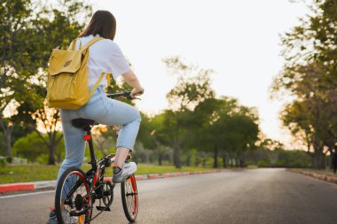 İlkbahar, mutlu ve neşeli bir Asyalı çiftin bisiklet sürmesi konseptiyle geliyor.