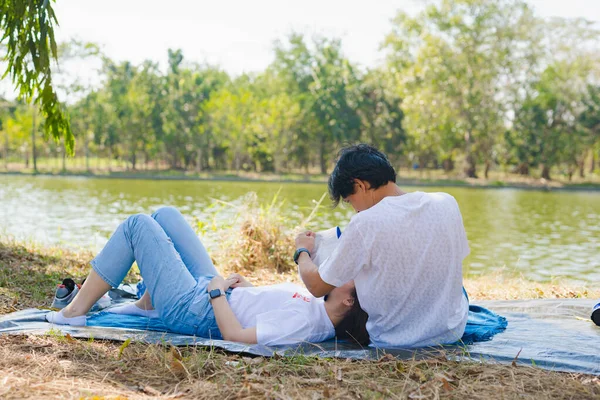 Azjatycki Para Piknik Relaks Uczucie Szczęścia Parku Jeziorem Wiosną — Zdjęcie stockowe