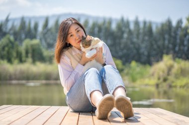 Kadın rahatla ve İskoç kedisiyle seyahat et.