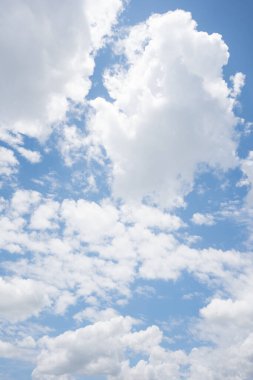 Mavi gökyüzü ile bir yaz günü