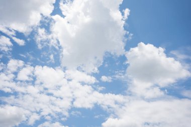 Mavi gökyüzü ile bir yaz günü