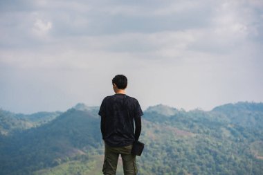Tek başına gezen mutlu ve neşeli adam başarıdan sonra dağa tırman.
