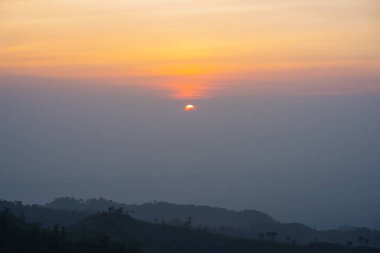 Gün batımı arkaplanlı dağın silueti ve panorama tabakası