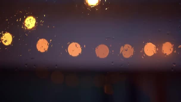 Penceredeki Yağmur Damlası Sırasında Hafif Odaklı Işıklandırma — Stok video