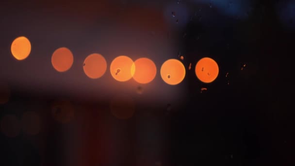 Penceredeki Yağmur Damlası Sırasında Hafif Odaklı Işıklandırma — Stok video