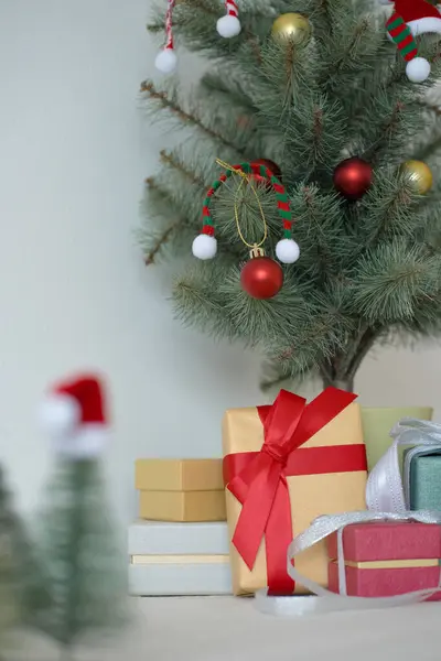 白い背景のクリスマスを飾るためのクリスマスと装飾 — ストック写真