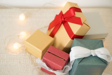 Yılbaşı festivali için ışıklandırma ve hediye kutusu