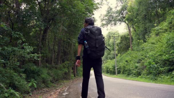Tropikal Ormanda Yol Kenarında Yürüyen Asyalı Bir Adam — Stok video
