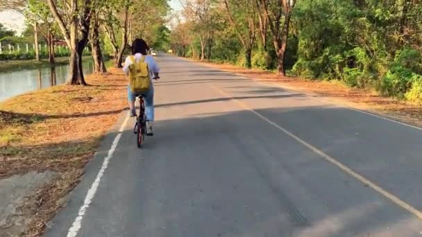 Pessoas Atividade Conceito Com Asiático Mulher Relaxar Andar Bicicleta Com — Vídeo de Stock
