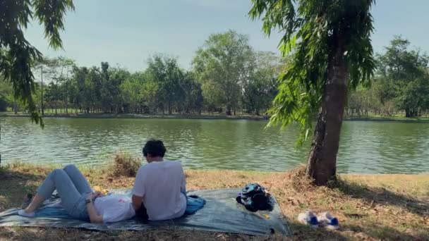 Asyalı Çiftin Aktivite Konsepti Rahatlar Göl Kenarında Mutluluk Hissederler — Stok video
