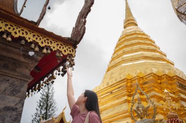 Asyalı kadınlar yaz mevsiminde Chiangmai Tayland 'da küçük tapınaklara seyahat eder ve dokunurlar.