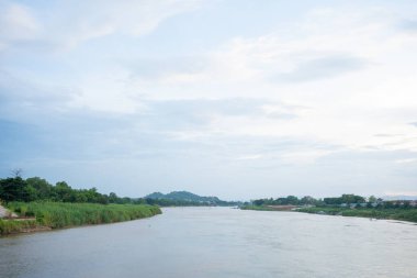 Gün batımında nehir manzarası ve doğa kavramı