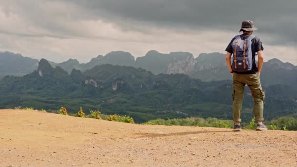 Menschen Aktivitätskonzept Mit Asiatischem Wanderer Mann Mit Rucksack Happy Feeling — Stockvideo
