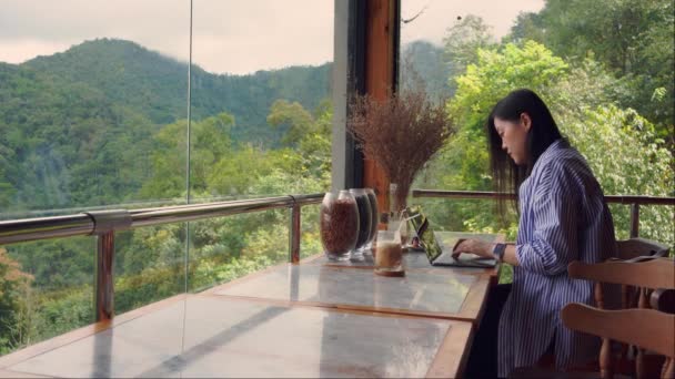 Yavaş Çekim Dijital Göçebe Konsepti Asyalı Serbest Çalışan Kadın Dağ — Stok video