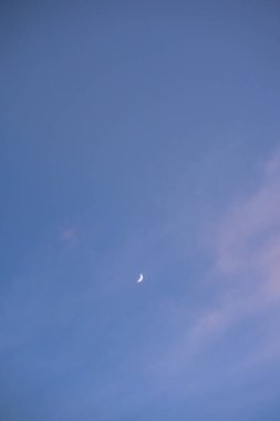 Alacakaranlık gökyüzü, ay ve bulutlu doğa ve manzara kavramı