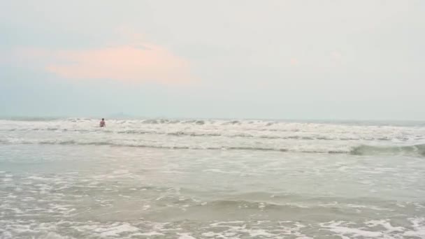 Концепція Діяльності Людей Переміщенням Хвилі Азіатським Чоловіком Який Плаває Пляжем — стокове відео