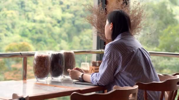 Yavaş Çekim Dijital Göçebe Konsepti Asyalı Serbest Çalışan Kadın Dağ — Stok video