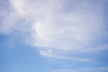 Bulutlu gökyüzü arkaplanlı doğa ve manzara kavramı