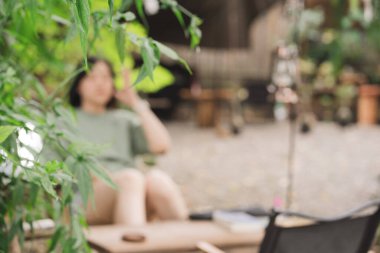 Web afişi insanları Asyalı yalnız bir kadınla mutlu ve açık hava kampı sırasında rahatlar.