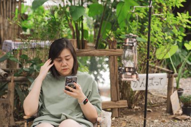 Solo Asyalı bir kadınla insanlar kamp yaparken mutlu ve rahatlar.