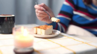 Dijital göçebe konsepti Asyalı serbest kadın kitap okuyup pasta yiyor.