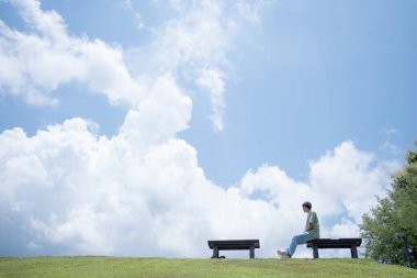 Yalnız adam mutlu ve bulutlu bir geçmişle yaz yolculuğunun tadını çıkarıyor.