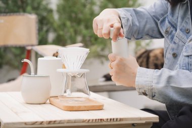 İnsanlar Asyalı bir kadınla aktivite kavramına sahipler. Kedisiyle birlikte evde kahve içip damlamak istiyorlar.