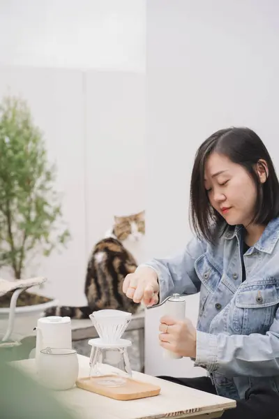 Gente Actividad Concepto Con Asiático Mujer Feliz Sensación Para Goteo —  Fotos de Stock