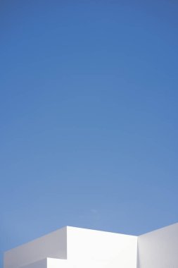 Gökyüzü arkaplanı açık beyaz bina mimari ve peyzaj kavramı