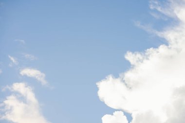 Temiz gökyüzü ve küçük bulut arkaplanlı doğa ve manzara kavramı