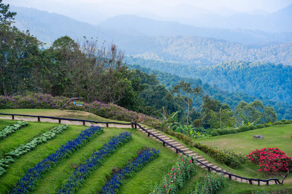 ландшафтная и туристическая концепция с солнечным светом и облачным небом с палаткой для кемпинга на горе