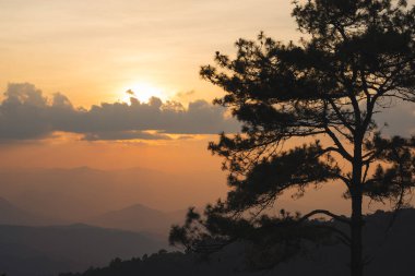 Günbatımı ve alacakaranlık gökyüzü ve dağ katmanıyla manzara ve seyahat kavramı