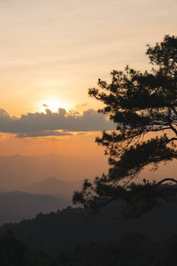 Günbatımı ve alacakaranlık gökyüzü ve dağ katmanıyla manzara ve seyahat kavramı