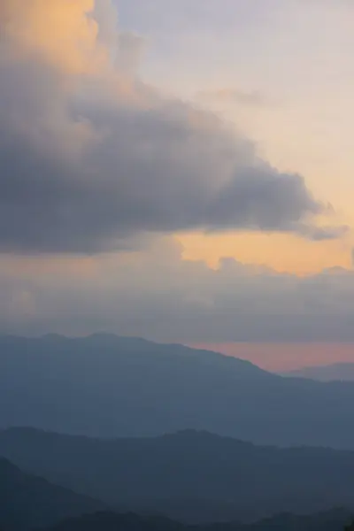 Günbatımı Alacakaranlık Gökyüzü Dağ Katmanıyla Manzara Seyahat Kavramı — Stok fotoğraf