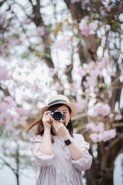 Baharda Asyalı bir kadın fotoğrafçı anı yakalar.