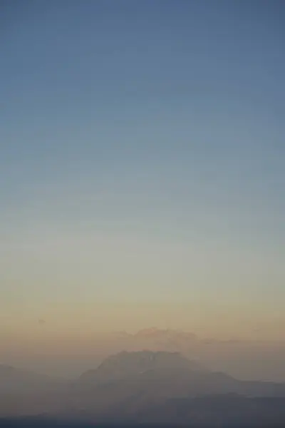 Seyahat Insanlar Alacakaranlık Gökyüzü Ile Günbatımından Önce Dağ Katmanı Ile — Stok fotoğraf