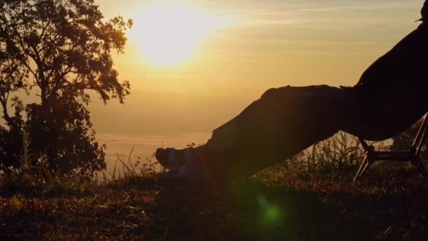 Пейзаж Концепция Путешествия Сольным Фрилансером Человек Расслабиться Стуле Увидеть Восход — стоковое видео