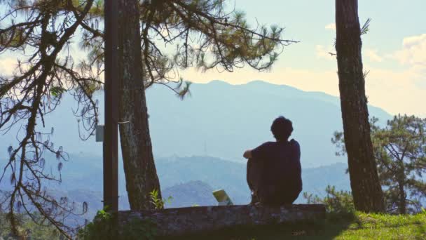 Nômade Digital Conceito Viagem Com Homem Freelancer Solo Sentar Madeira — Vídeo de Stock