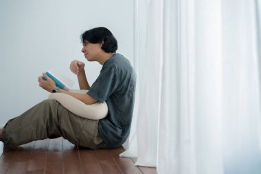 Asyalıların sağlık ve refah anlayışı oturma odasında oturup rahatlamak ve okumak.