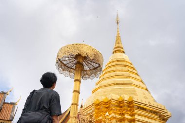 Asyalı adam yaz mevsiminde Chiangmai Tayland 'da altın tapınağa gider.