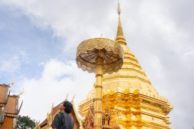Asyalı adam yaz mevsiminde Chiangmai Tayland 'da altın tapınağa gider.